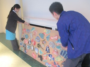 おさかな陶板アート展示作業02
