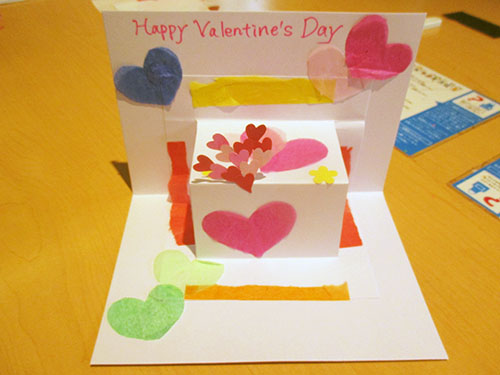「お花紙でふんわり とび出すバレンタインカード」作りを行いました！